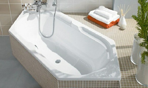 sechseck -badewanne-super-modell- beige und weiß