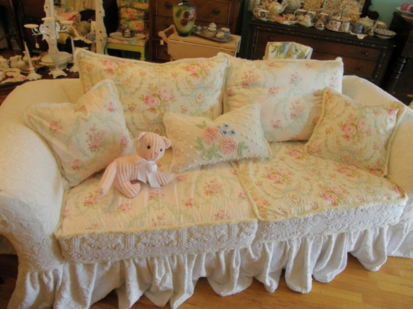 stoffe-mit-rosenmuster-elegantes-sofa- vintage aussehen
