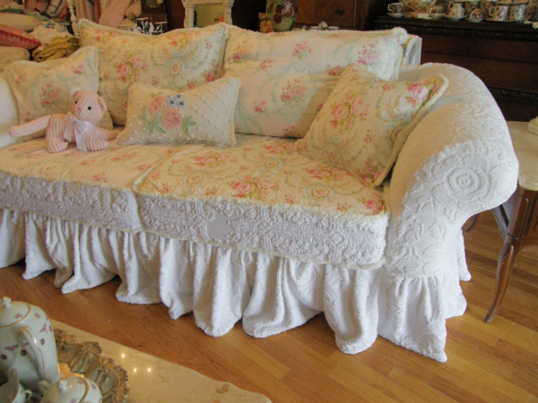 stoffe-mit-rosenmuster-weiße-sofa-bezüge- helle farben