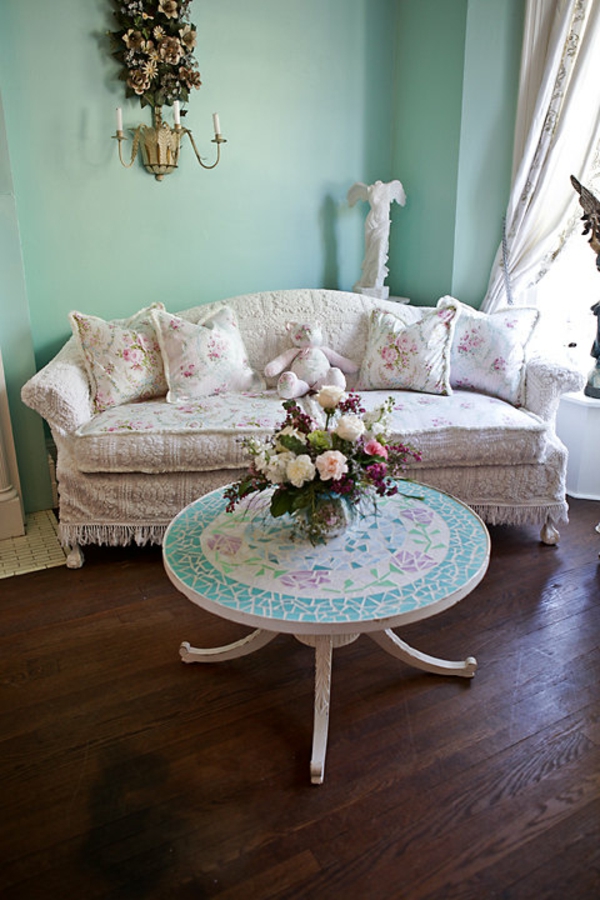 stoffe-mit-rosenmuster-weißes-sofa- runder tisch