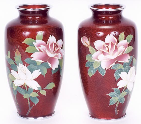 stoffe-mit-rosenmuster-zwei-vasen-weißer-hintergrund- hochwertige dekoartikel