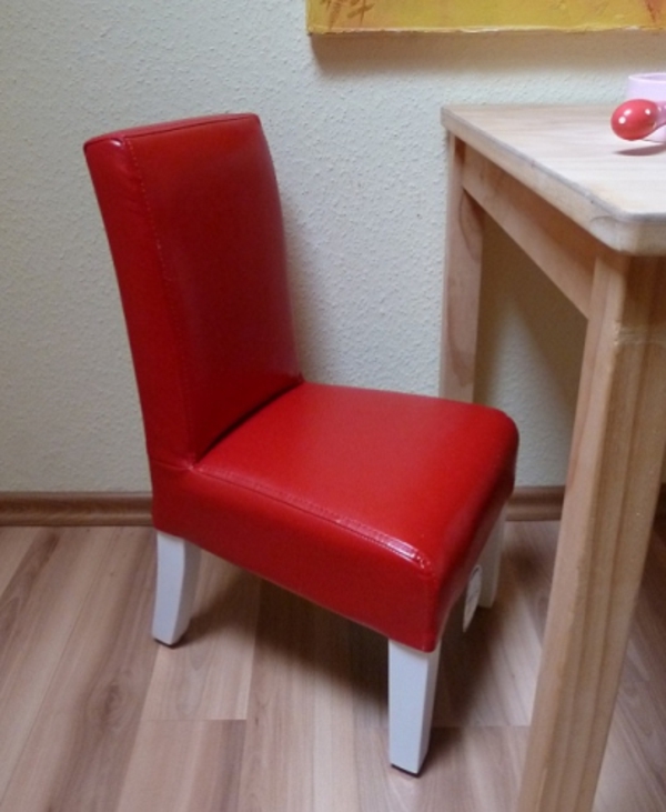 schöner-stuhl-rot-designidee-für-das-Zimmer