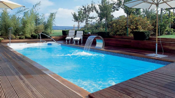 ein-modernes-Pool-im-Garten-Gestaltungsidee
