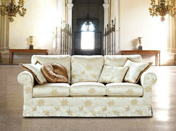 super-schönes-weißes-sofa-italienische-wohnzimmer
