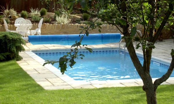 tolle-Gestaltungsidee-für-quadratisches-Pool-im-Garten