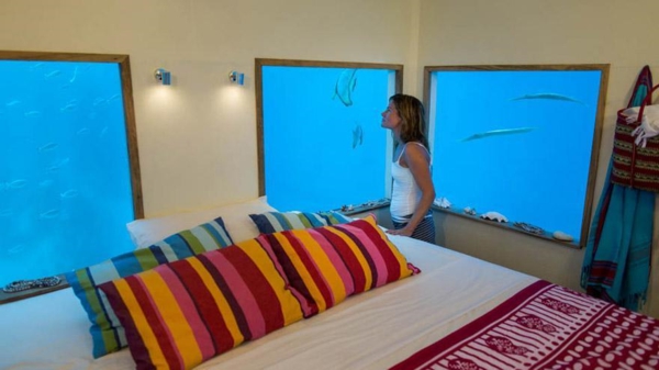 wunderschöne-hotels-schlafzimmer-unter-dem-wasser - großes bett mit dekokissen
