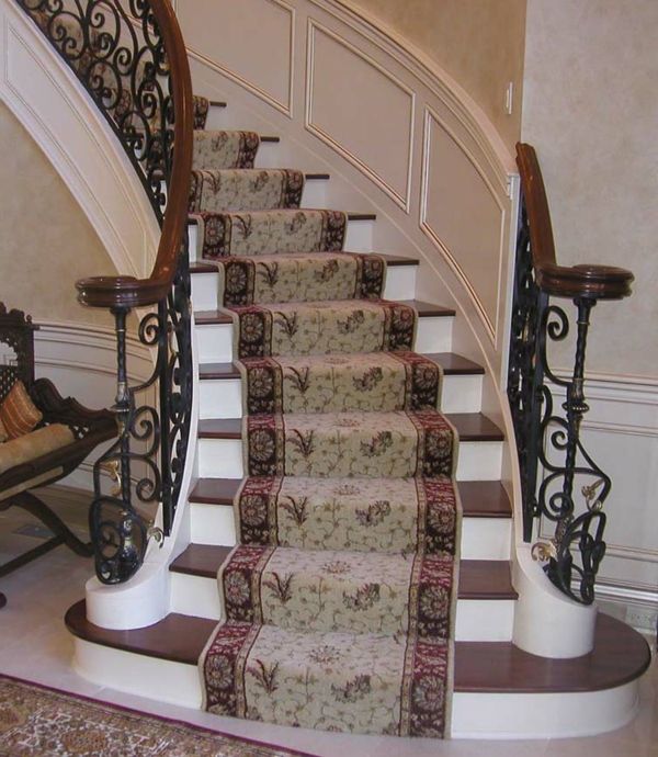 treppe-teppich-als-dekoration - gewendelte treppen