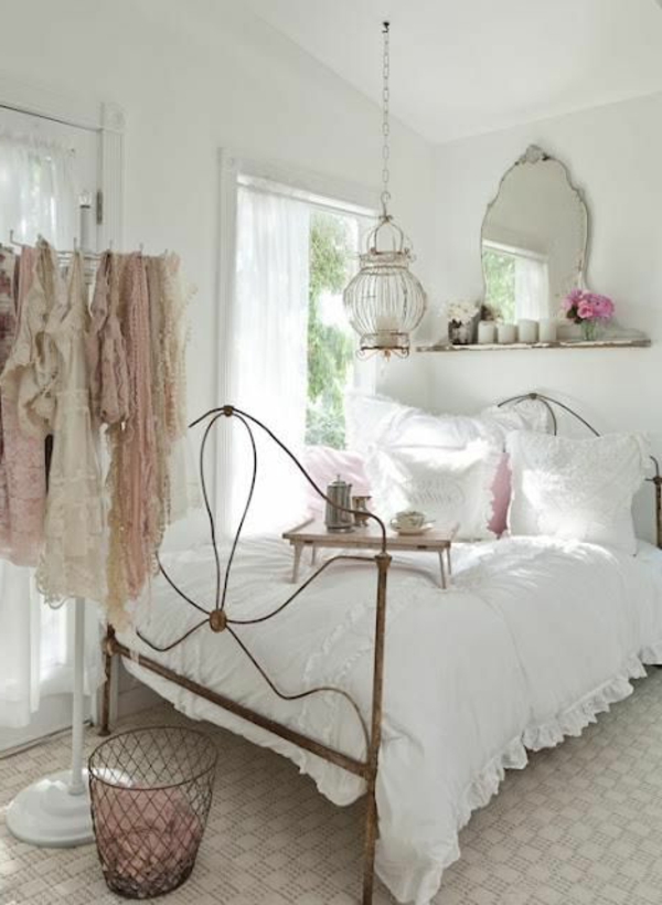 vintage-design möbel-Mädels-Zimmer-mit-dem-Bett-und-mit-dem-spiegel