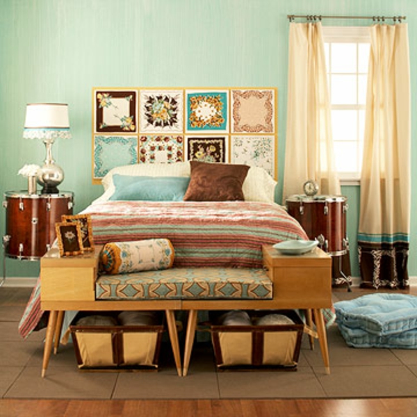 vintage- design möbel-das schlafzimmer-mit-den-Kissen-und-Deco-an-der-Wand