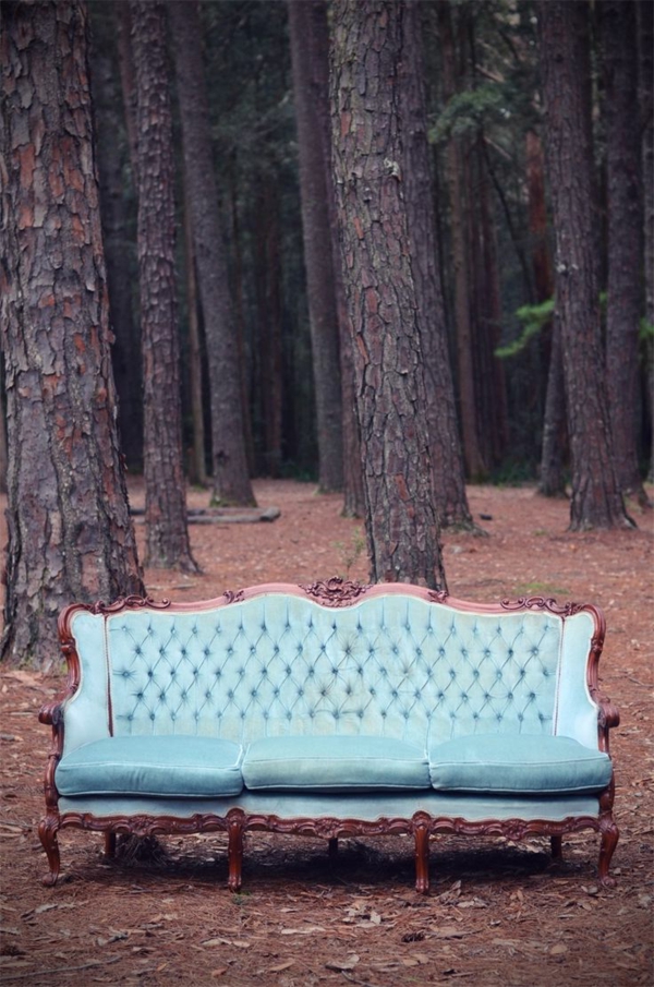 vintage- design möbel-möbel-im-wald-für-die-hochzeit-grün-vor-den-Beume
