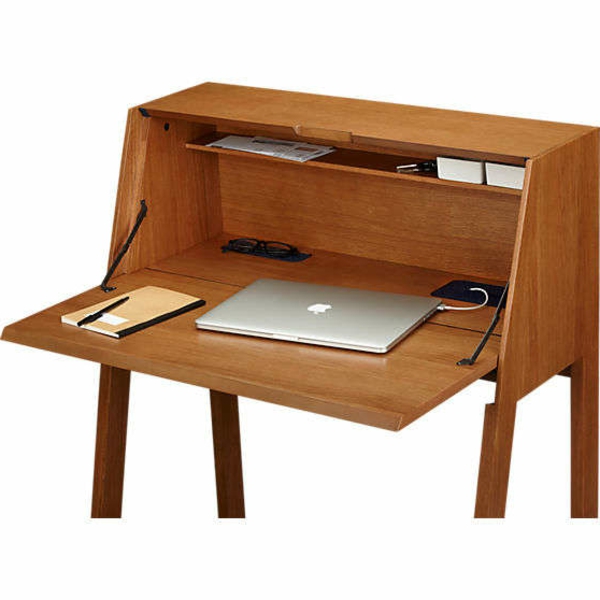 vintage- design möbel-neoretro-tisch-mit-dem-Laptop-und-mit-einem-Heft