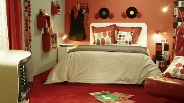 vintage- design möbel-zimmer-mit-platten-im-rot-und-mit-bunten-kissen