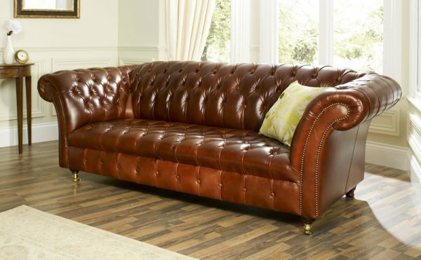 vintage-ledermöbel-braunes-sofa-mit-einem-dekokissen- weiße gardinen dahinter