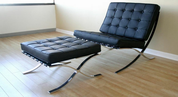 vintage-ledermöbel-ein-schwarzer-liegestuhl-aus-zwei-teilen- sehr schön aussehen