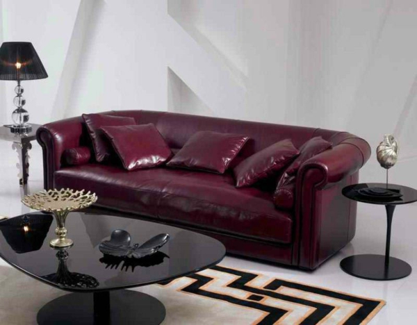 vintage-ledermöbel-ein-sofa mit vielen dekokissen