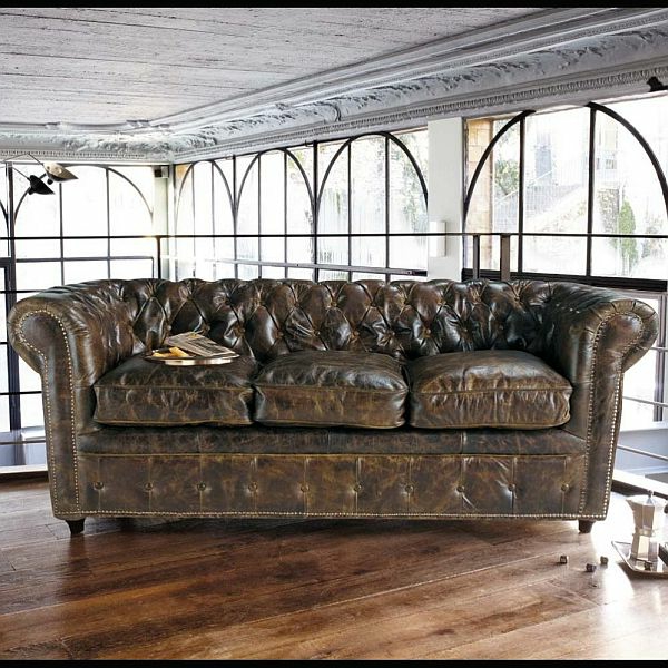 vintage-ledermöbel-extravagante-couch- gläserne wände dahinter