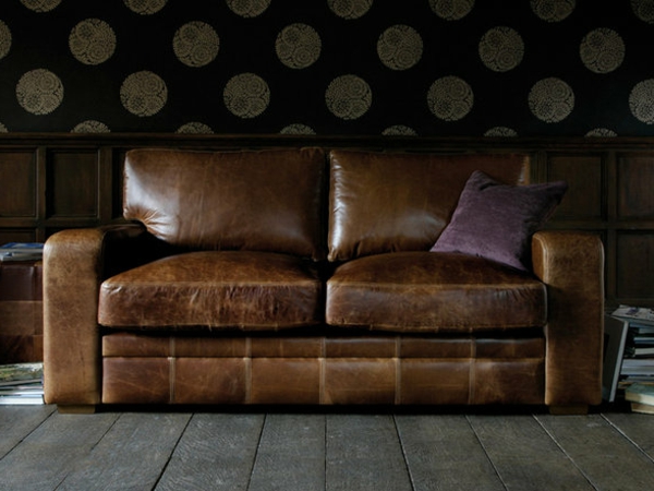 vintage-ledermöbel-schöne-couch- mit einem lila kissen