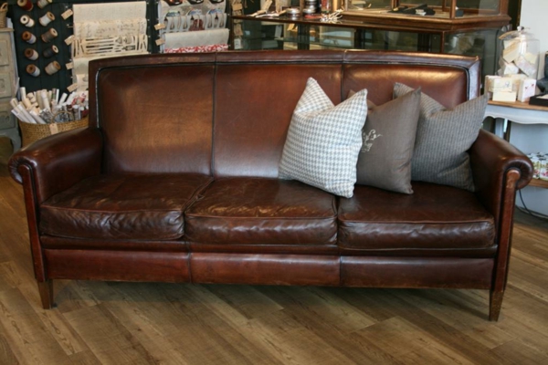 vintage-ledermöbel-sofa-mit-dekokissen-in-verschiedenen-farben