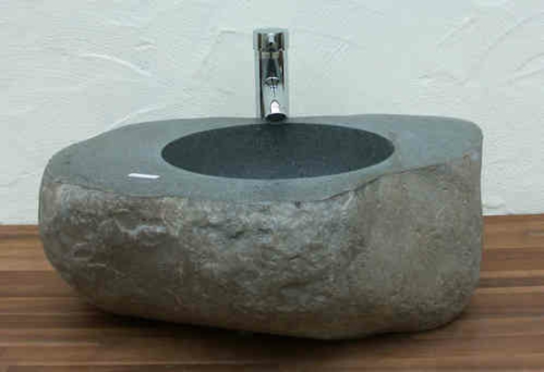 steinwaschbecken-aus-flussstein-schönes-badezimmer-gestalten