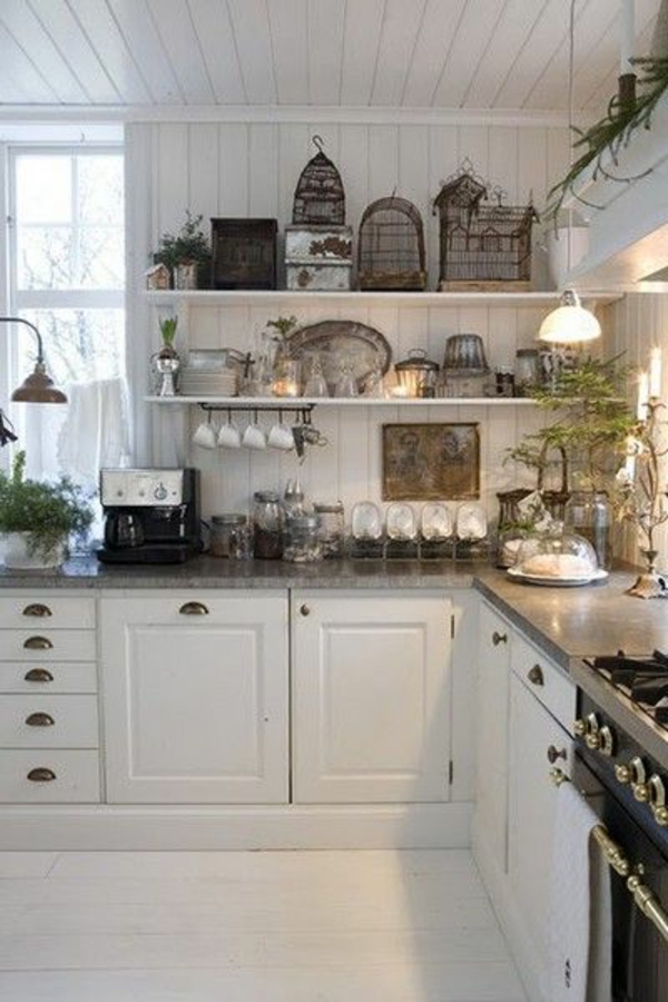 weiße-Küche-Küchengestaltung-mit-Vintagemöbel-Designidee
