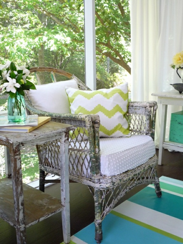 weiße-grüne-Sitzkissen-Holzstuhl-Vintage