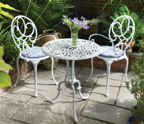 tolle-weiße-interessante-Gartenstühle-aus-Metall