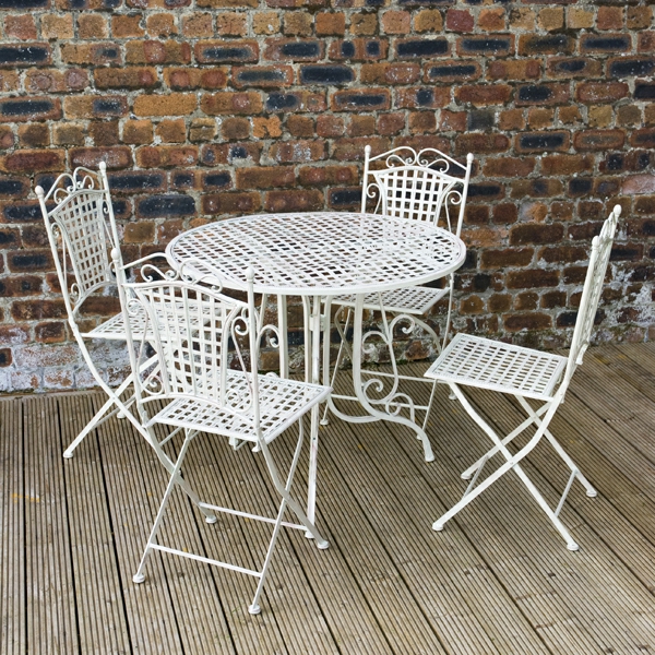 weißes-Gartenmöbelset-aus-Metall-mit-vier-Stühlen-und-Tisch
