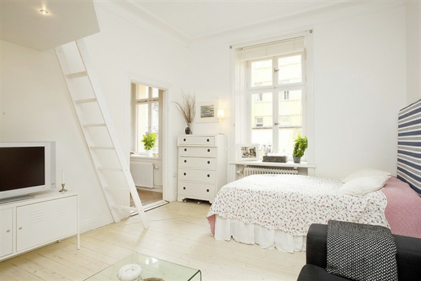 wohnideen-für- kleine-wohnung-schönes-weißes-wohnzimmer - eine weiße treppe