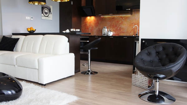wohnideen-für- kleine-wohnung-wohnzimmer-mit-einem-weißen-sofa-und-einem-schwarzen-stuhl