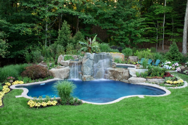 wunderbare-Poolgestaltungsidee-für-den-Garten-Wasserfall