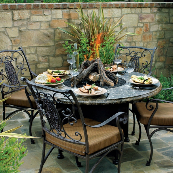 wunderbares-Gartenmöbelset-aus-Metall-im-Garten-keramik-Tisch