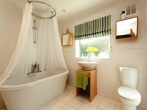 wunderschönes-badezimmer-mit-gardinen-für-kleine-fenster- weiße badewanne