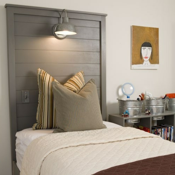wunderschönes-modernes-schlafzimmer-mit-einer-leselampe-für-bett- eine akzentwand