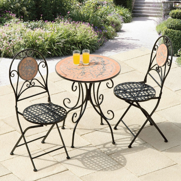 zwei-Metallstühle-und-Tisch-im-Garten-kreatives-Gartendesign