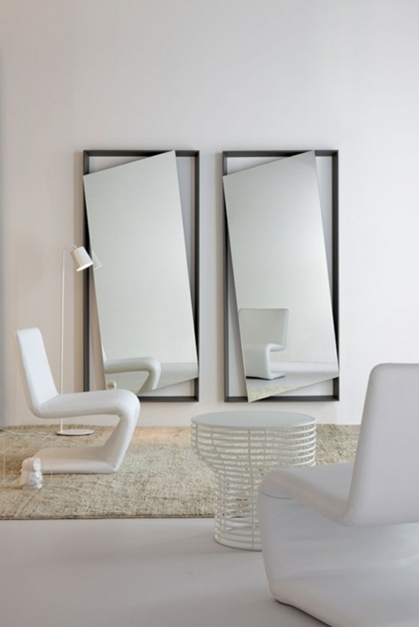 zwei-extravagante-spiegel-an-der-weißen-wand