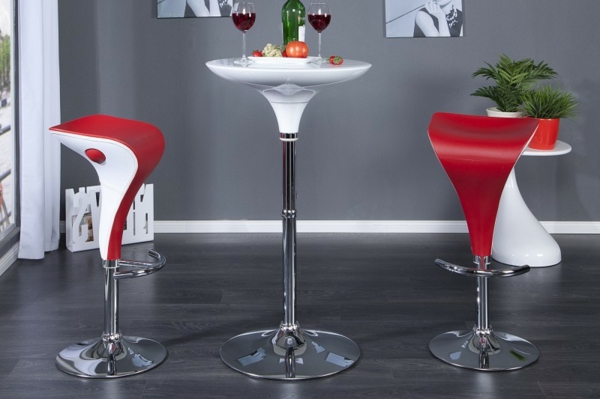 Bartisch-in-weißer-Farbe-und-rote-Stühle-im-Hause