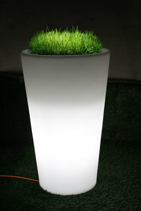 Beleuchteter-Blumentopf-in_Weiß_Gras
