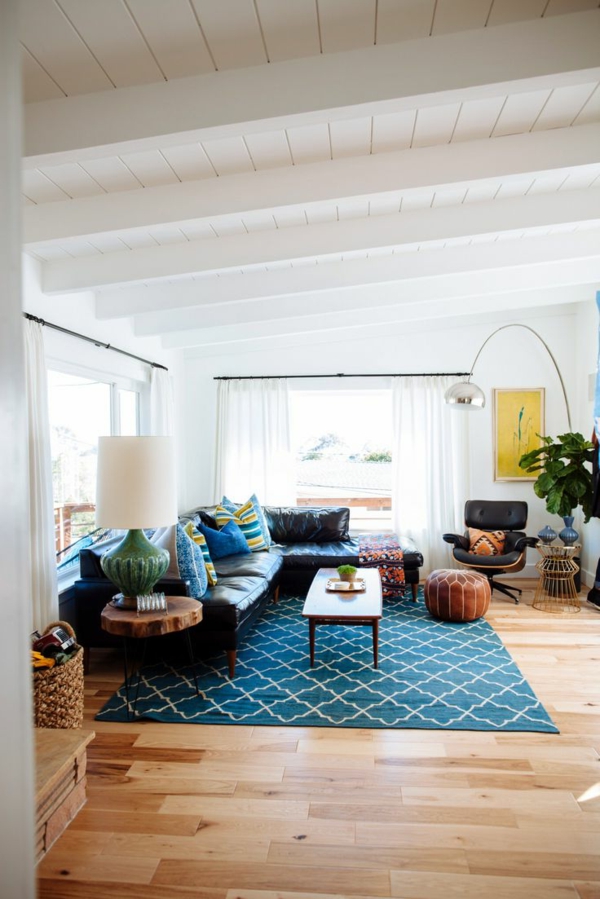 Blaue-Teppiche-am-Holzboden-im-Wohnzimmer