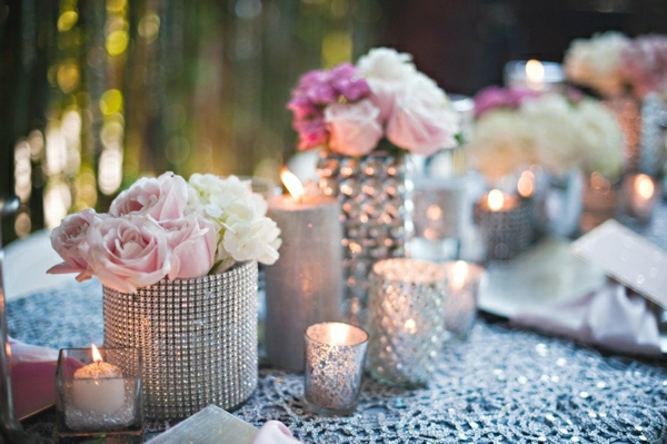 Blumen-Glitzersteine-Vasen-Tisch-Deko-Silvester-Rosen-weiß-rosa