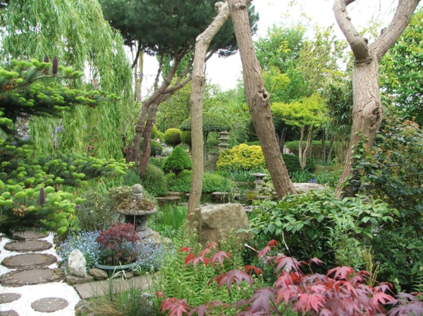 Charmater-Japanischer-Garten-mit-Gehweg-Idee