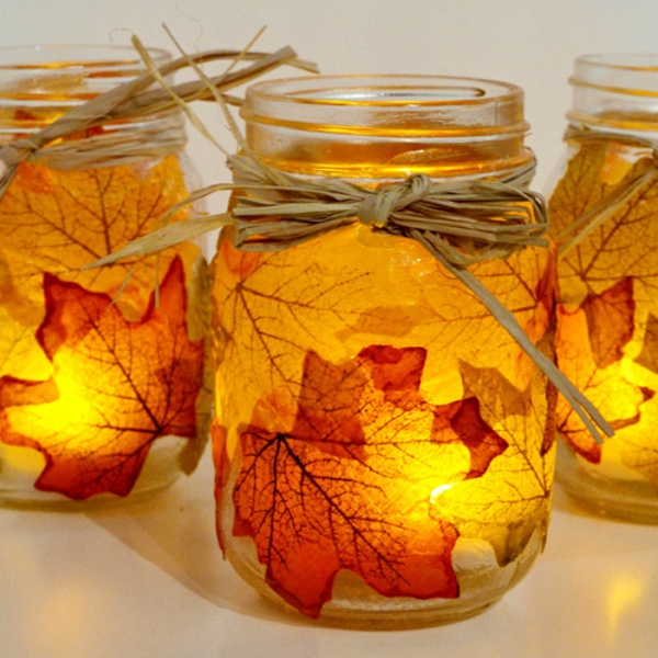 Dekoration-für-den-Herbst-selber-machen-Blätter-und-Kerzen-warme-Farbe
