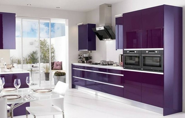 Design-Effektvolle-Küchengestaltung-Küche-in-Violett-und-Weiß