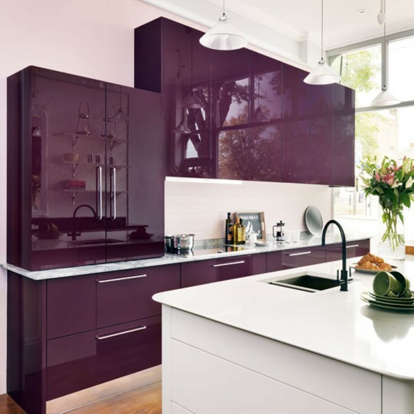 Effektvolle-Küchengestaltung-Violett-Weiß-Glanzfronten