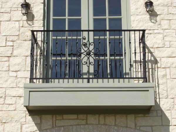 Eisen-Geländer-für-einen-Balkon-mit-Ornamenten