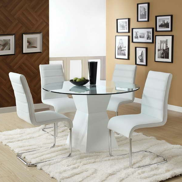 Esszimmer-mit-Glastisch-und-Teppich-in-weißer-Farbe