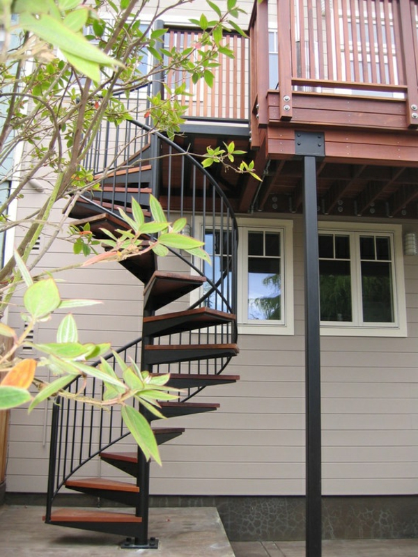 Exterior-Design-Idee-Außentreppen-mit-Holzstufen