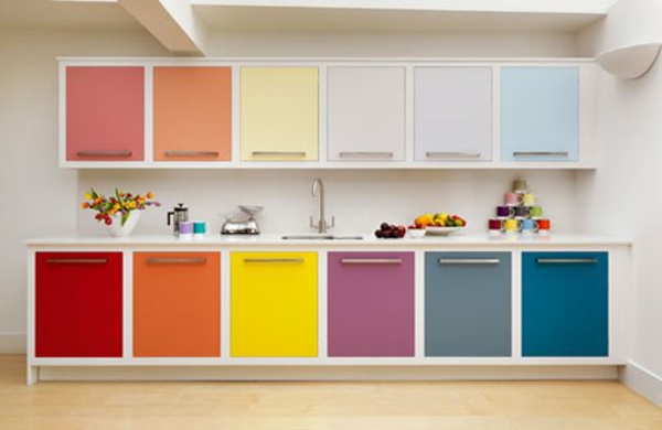 Faszinierende-Küchengestaltung-mit-vielen-Farben