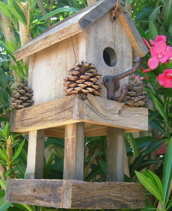 -Futterhaus-für-Vogel-aus-Holz
