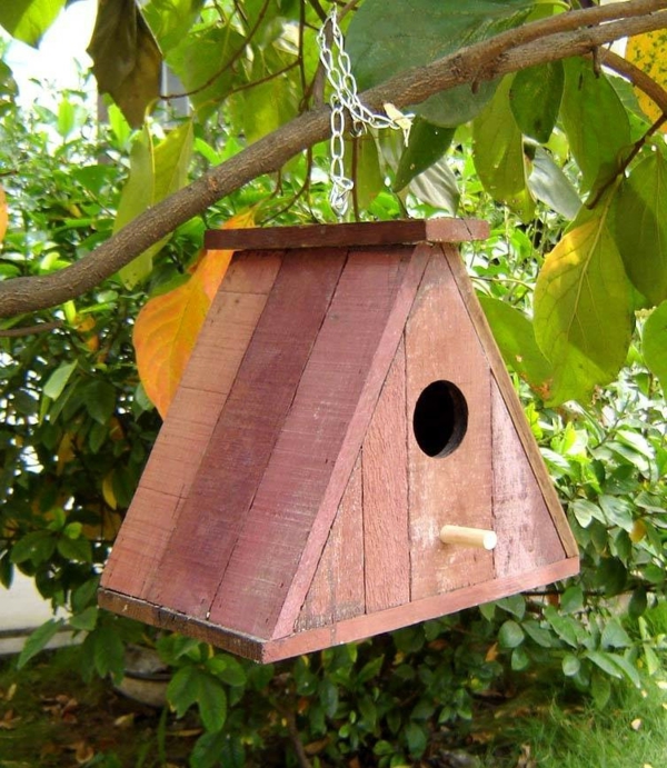 Futterhaus-für-Vögel-aus-Holz-am-Baum