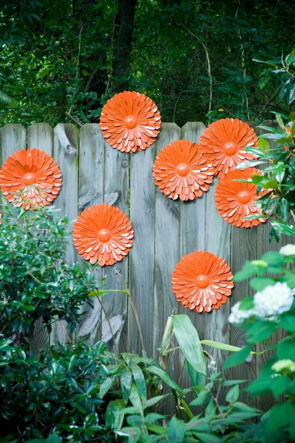 Gartendekoration-Ideen-Orange-Deko-Zaun